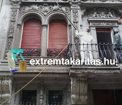 Homlokzattisztítás közben