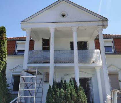 Homlokzat festés közben